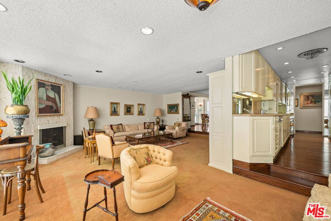 Beverly Hills, CA 90210,321 N Oakhurst Dr #403