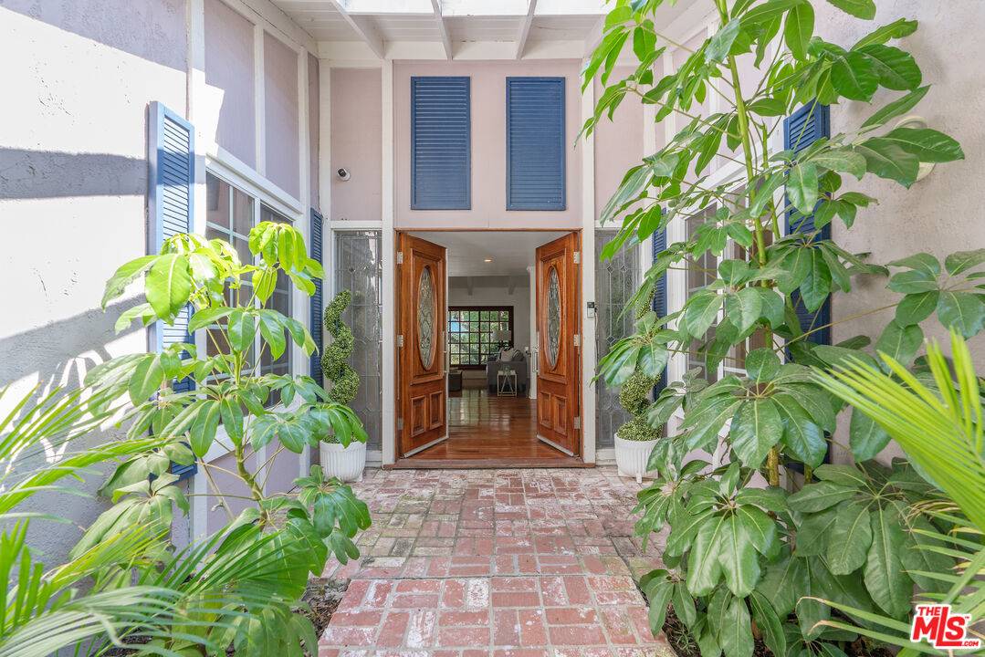 Tarzana, CA 91356,4126 Ellenita Ave