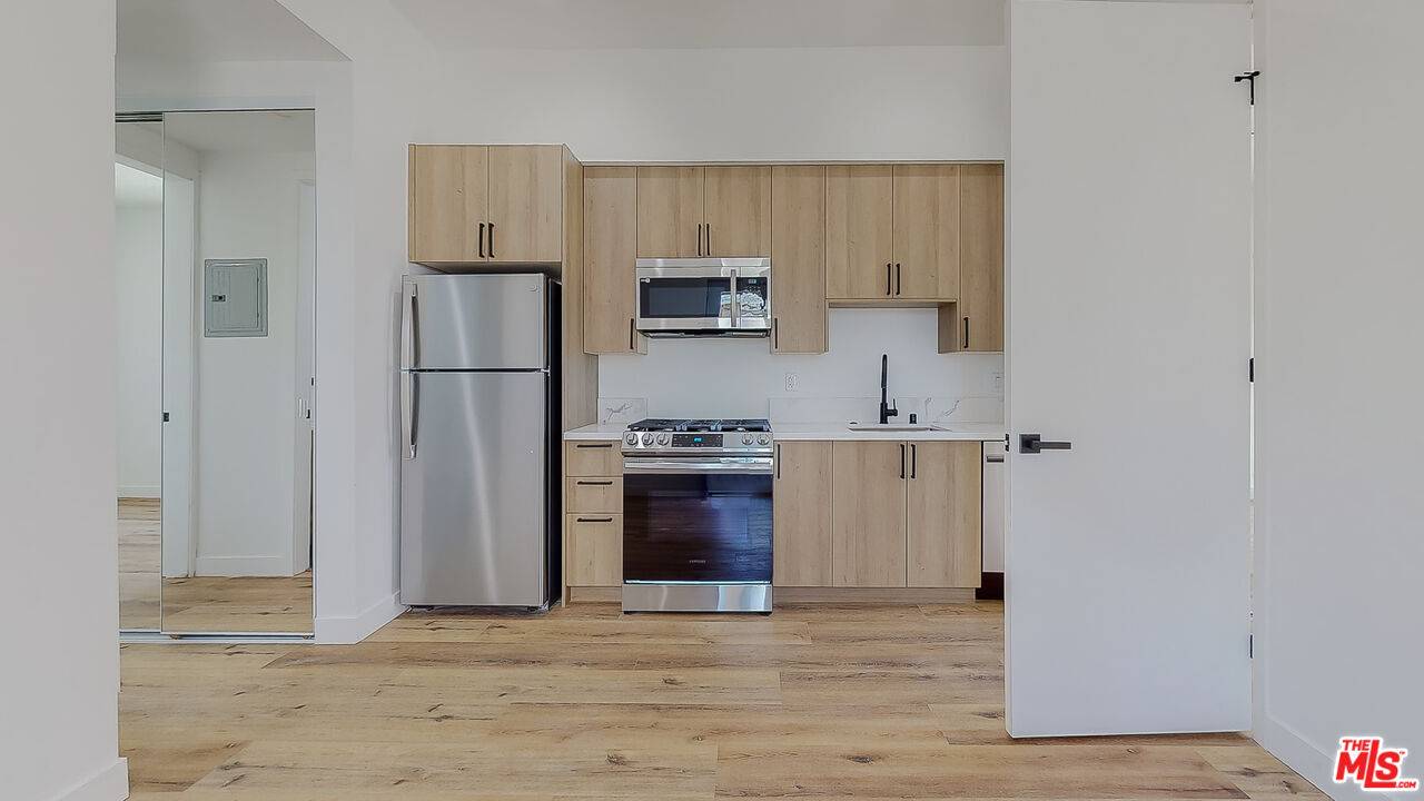 Los Angeles, CA 90004,4460 Maplewood Ave