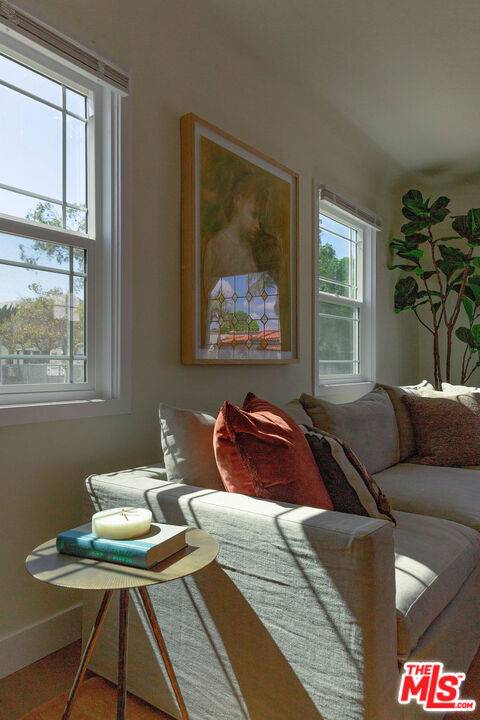 Los Angeles, CA 90019,1462 Burnside Ave