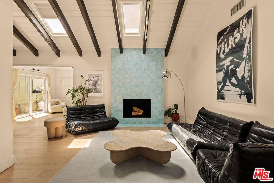 Woodland Hills, CA 91364,4841 Don Pio Dr