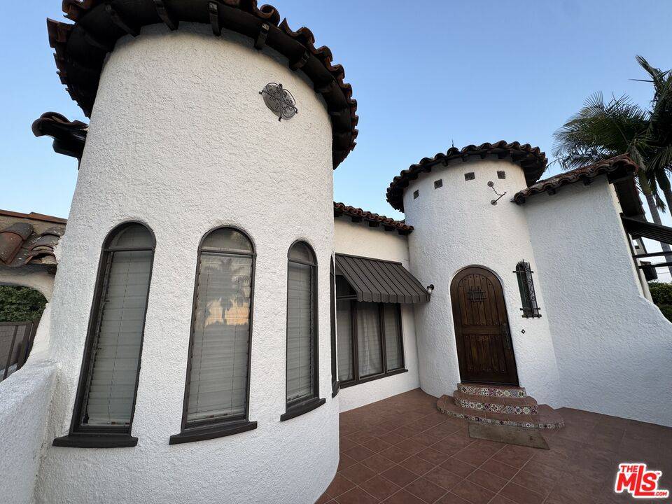 Los Angeles, CA 90048,326 N La Jolla Ave