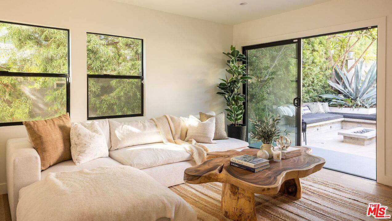 Los Angeles, CA 90066,13053 Rose Ave