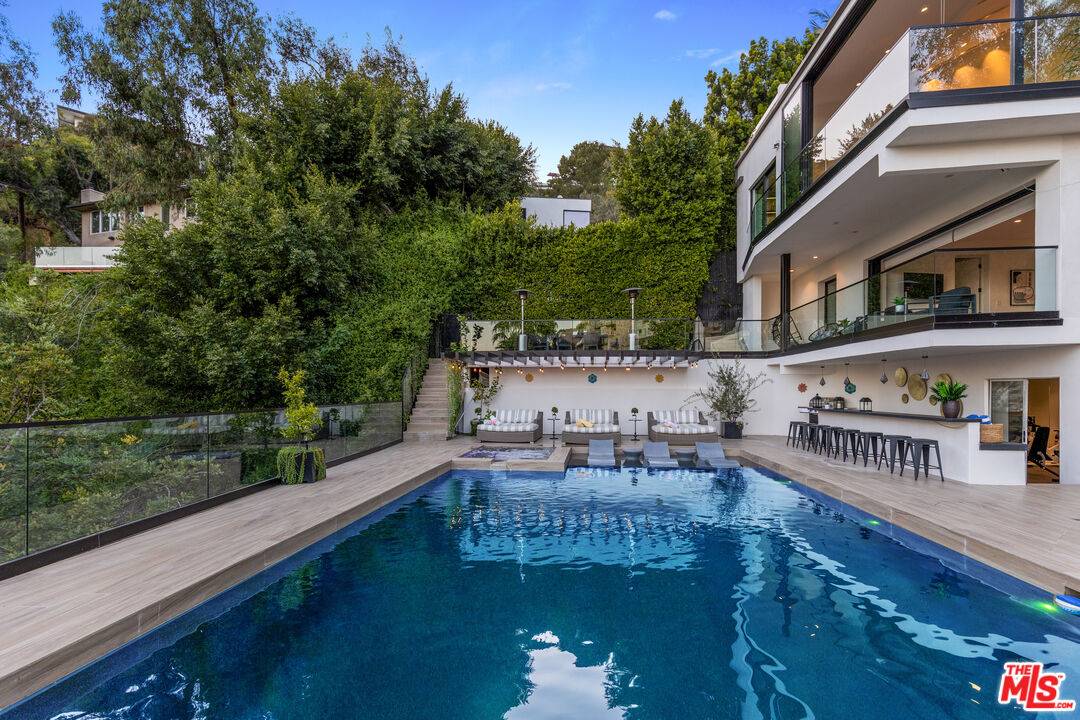 Los Angeles, CA 90069,8514 Franklin Ave