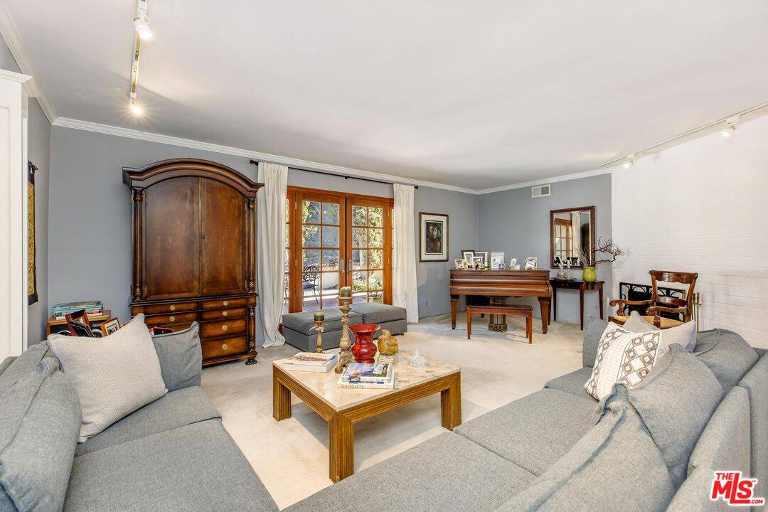 Woodland Hills, CA 91367,5826 Nevada Ave