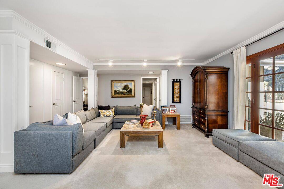 Woodland Hills, CA 91367,5826 Nevada Ave