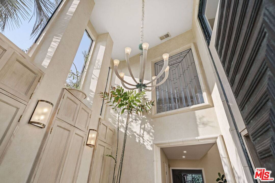 Los Angeles, CA 90069,9213 Warbler Way