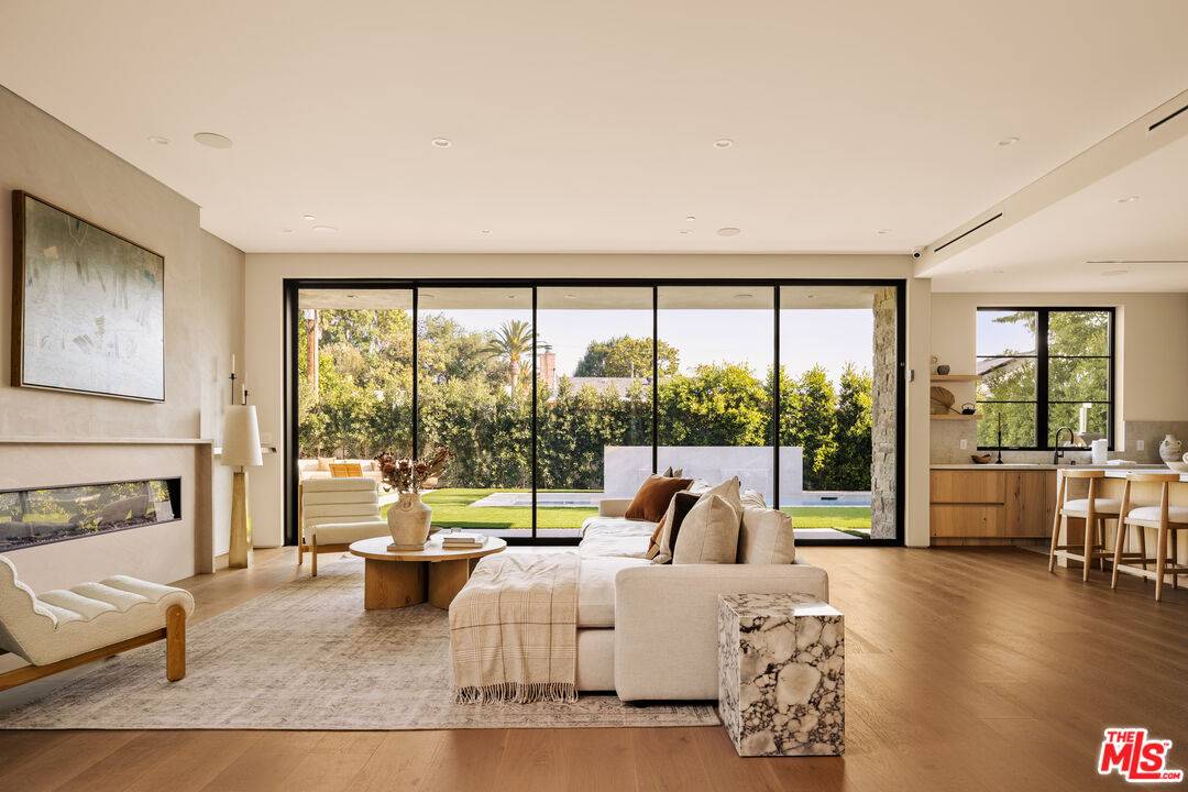 Valley Village, CA 91602,11556 Blix St