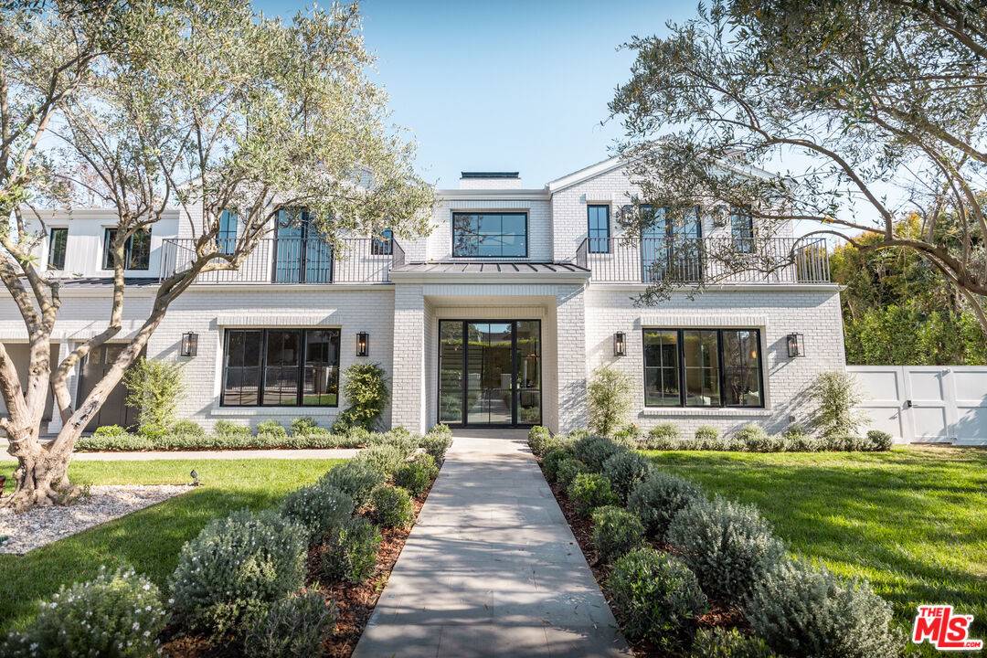 Pacific Palisades, CA 90272,1072 Amalfi Dr