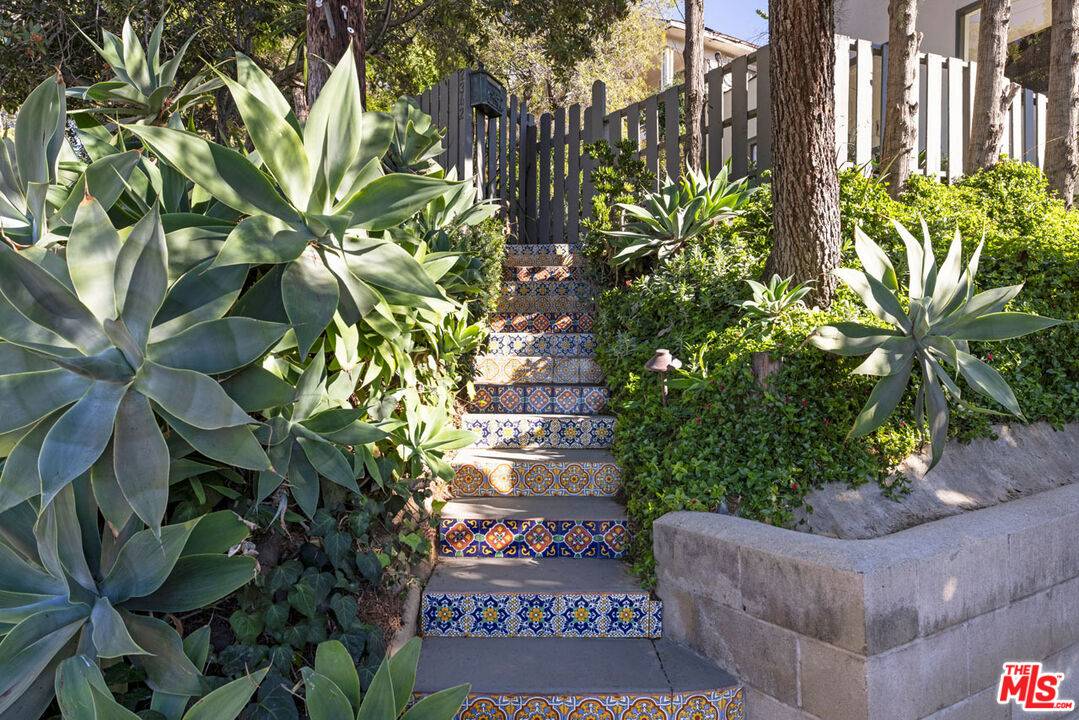 Los Angeles, CA 90039,2342 Earl St