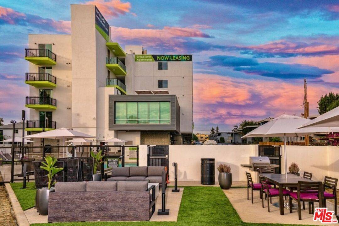 Los Angeles, CA 91602,11036 Moorpark St #PH18