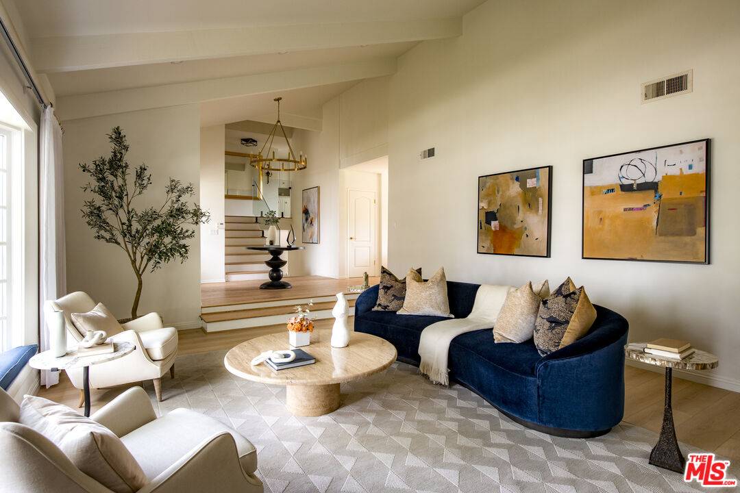 Tarzana, CA 91356,19542 Greenbriar Dr