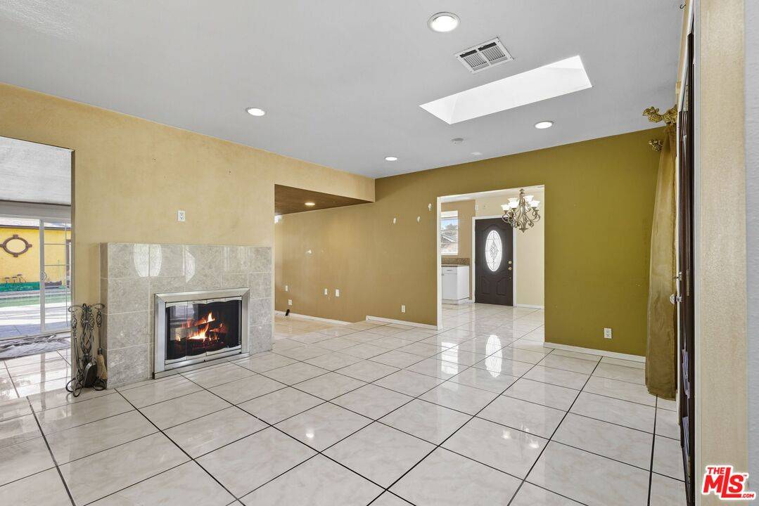 South Gate, CA 90280,9509 Hildreth Ave