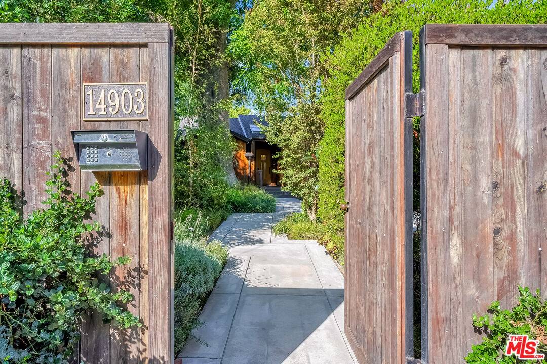 Sherman Oaks, CA 91403,14903 Valley Vista Blvd