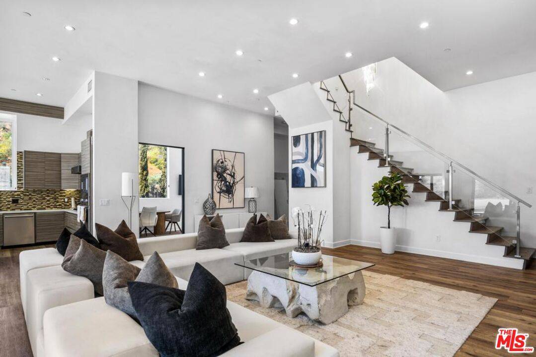 Los Angeles, CA 90068,6696 Lakeridge Rd