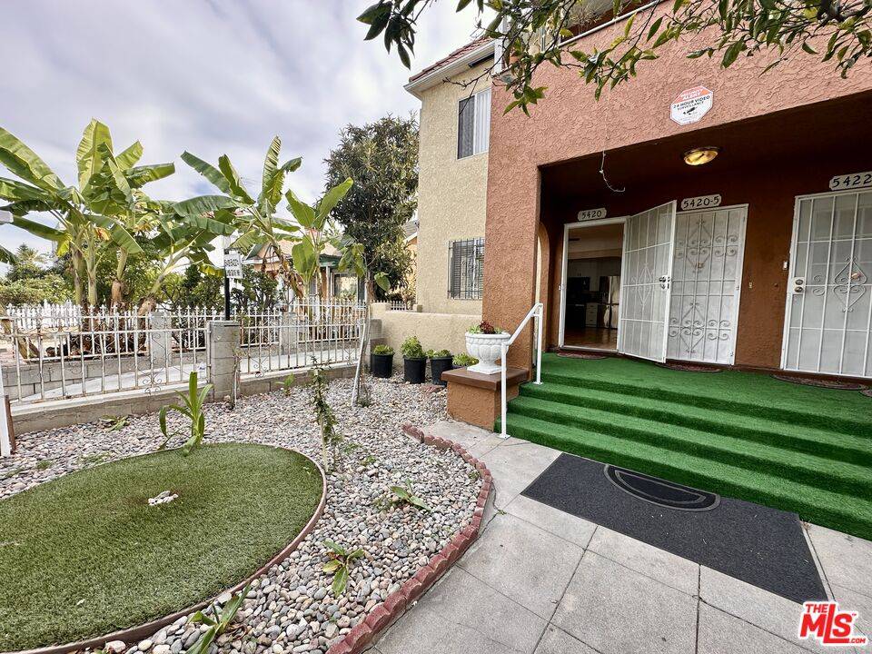 Los Angeles, CA 90038,5420 Lemon Grove Ave