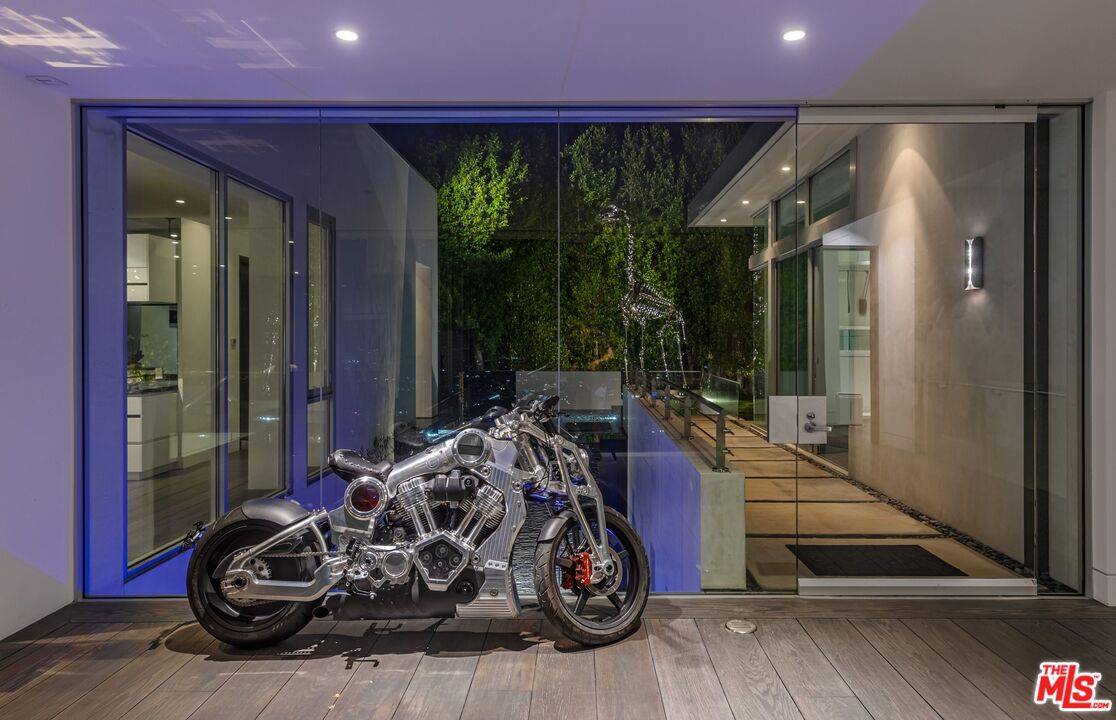 Los Angeles, CA 90069,1474 Blue Jay Way