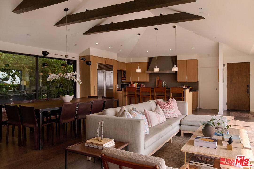 West Hollywood, CA 90069,8951 St Ives Dr