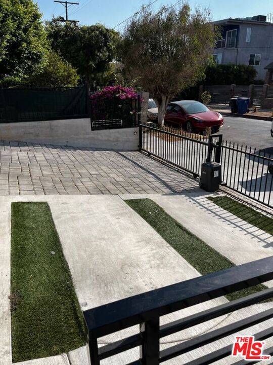 Los Angeles, CA 90029,1222 N Alexandria Ave