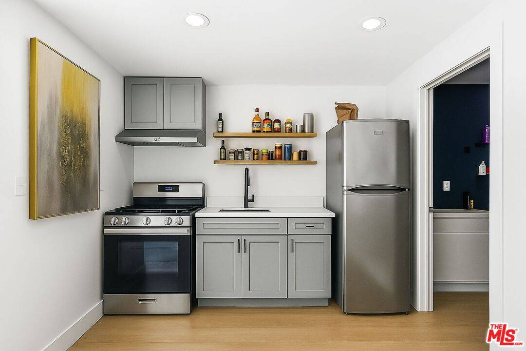 Los Angeles, CA 90038,5342 Lemon Grove Ave