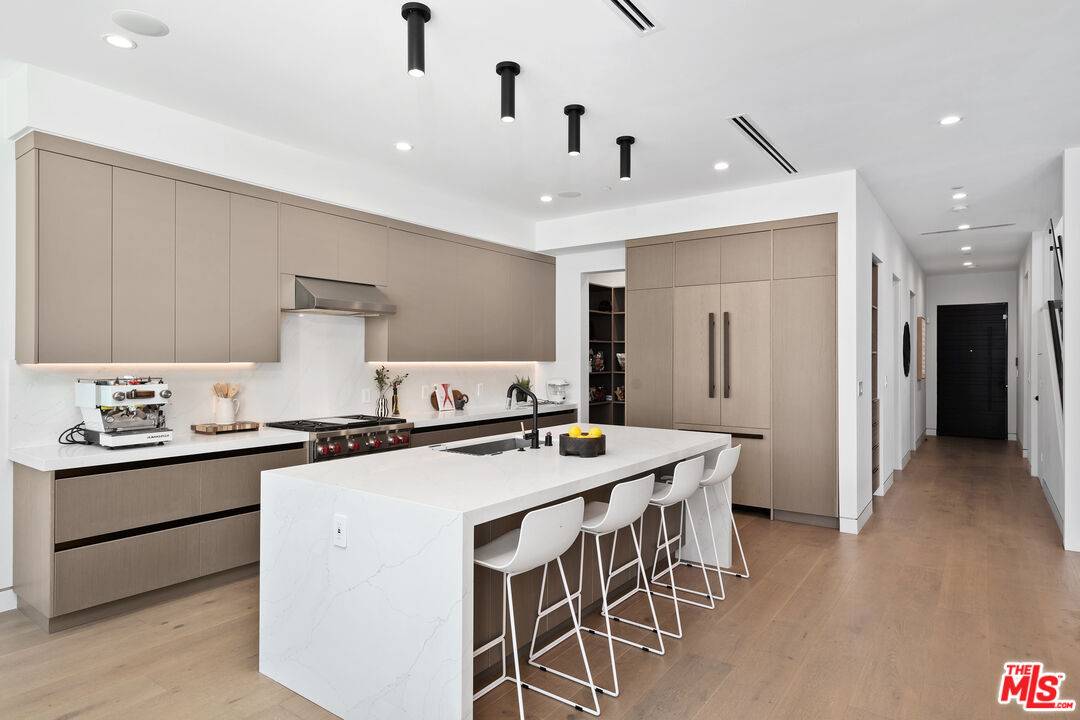 Los Angeles, CA 90046,714 N La Jolla Ave