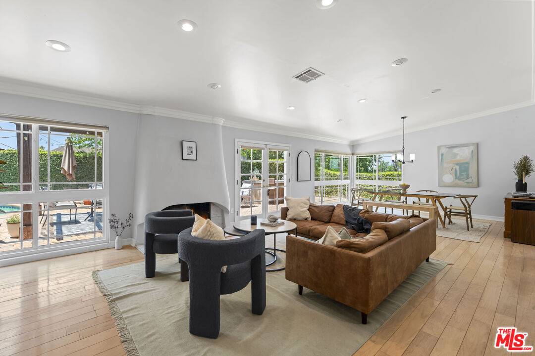 Woodland Hills, CA 91364,4701 Dunman Ave