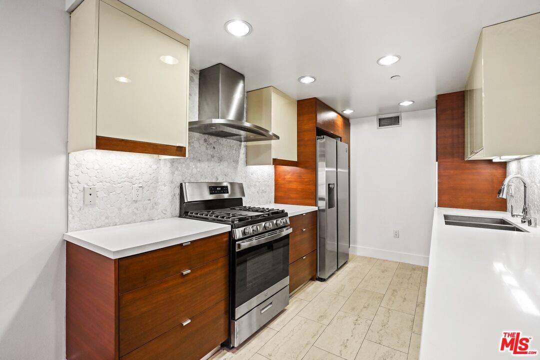 Glendale, CA 91205,220 E Broadway #202