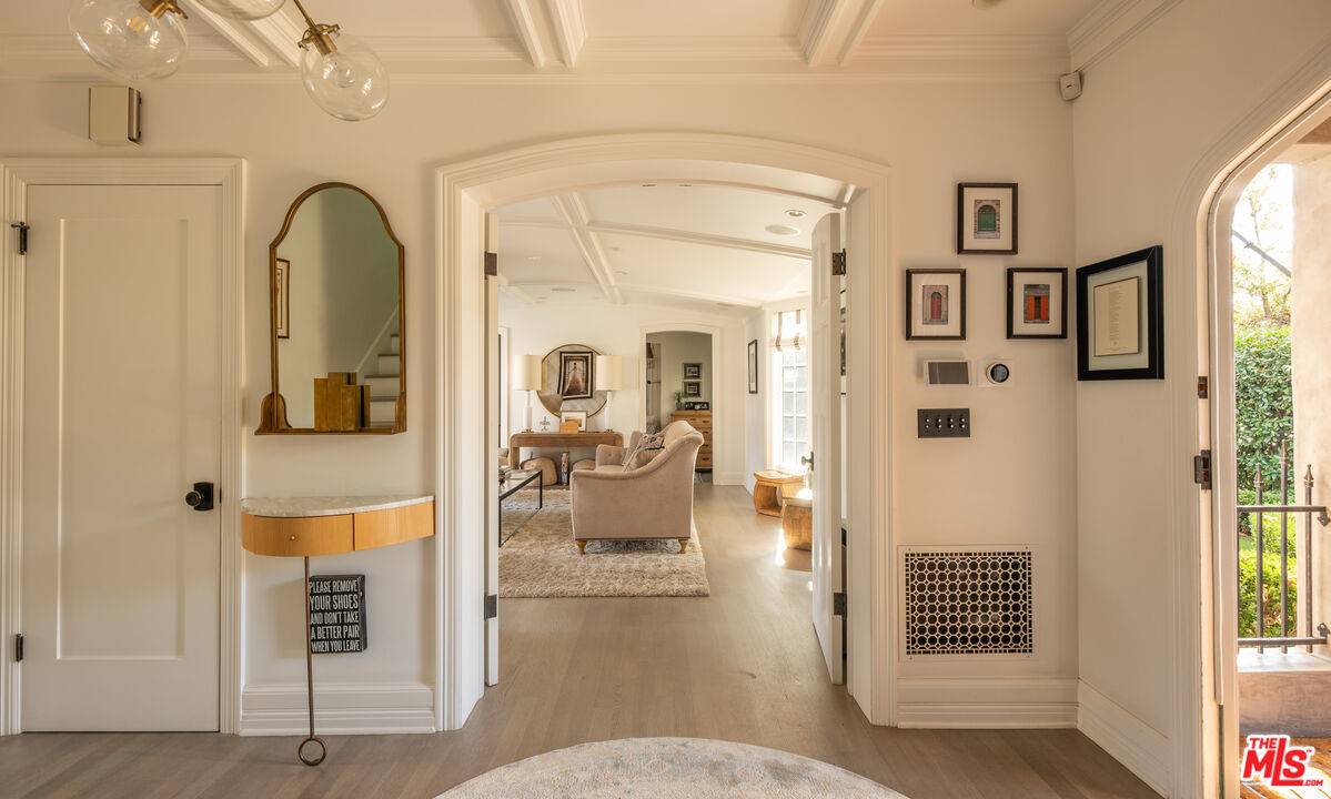 Los Angeles, CA 90046,1614 N Fairfax Ave