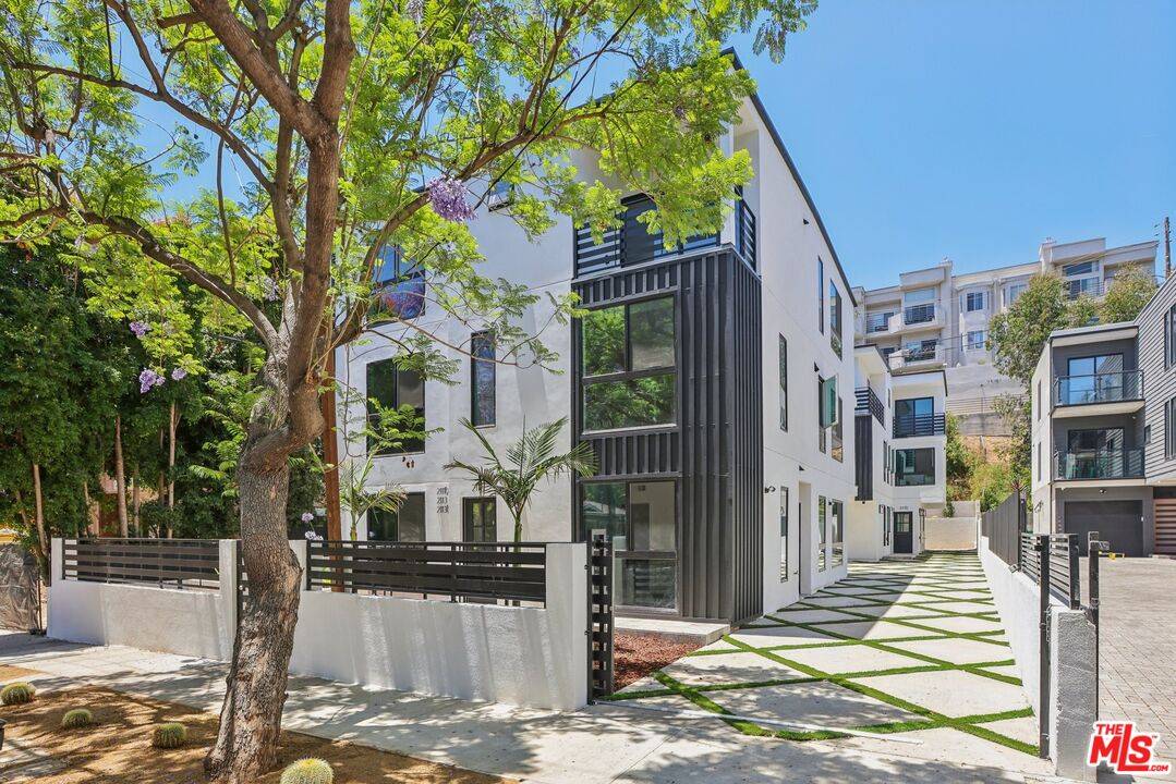 Los Angeles, CA 90068,2113 Holly Dr