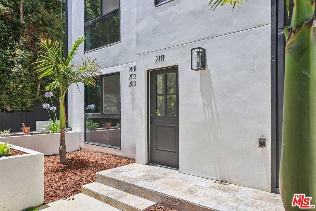 Los Angeles, CA 90068,2113 Holly Dr