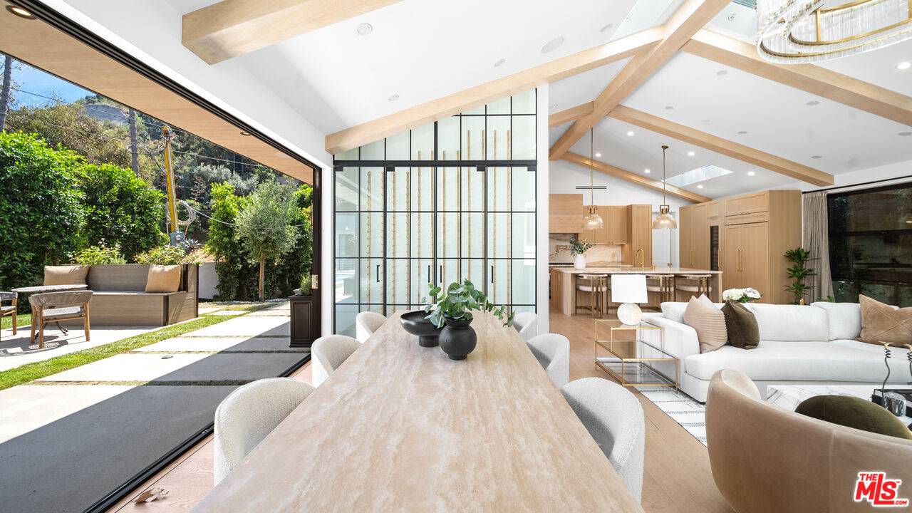 Los Angeles, CA 90046,1914 Laurel Canyon Blvd