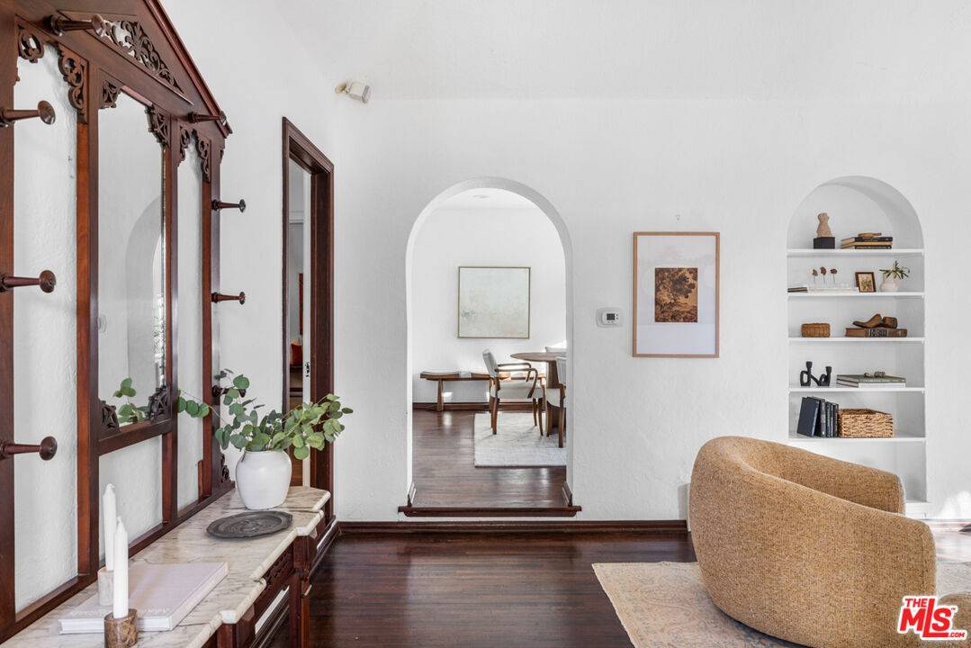 Los Angeles, CA 90036,926 S Burnside Ave