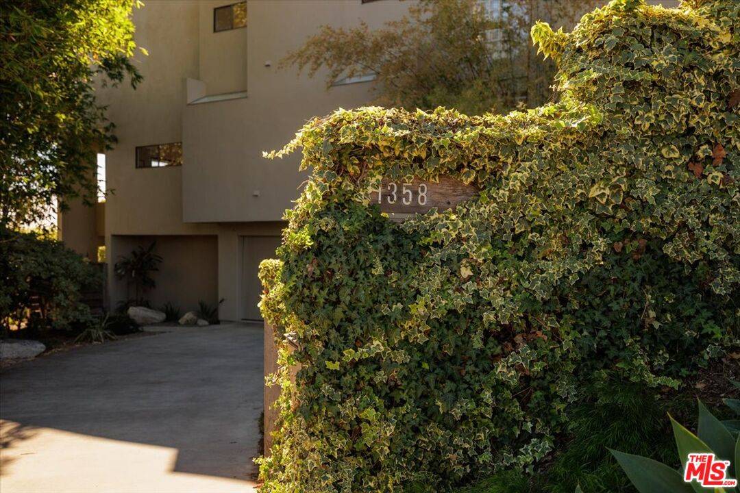 Los Angeles, CA 90065,1358 Killarney Ave