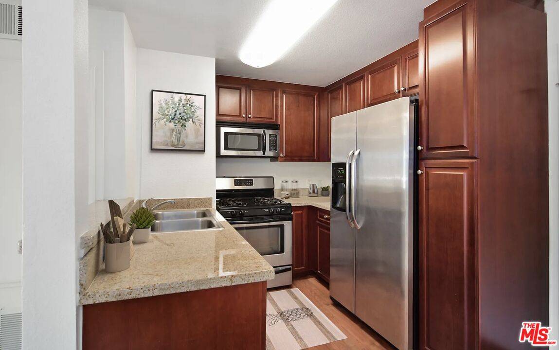 Woodland Hills, CA 91367,5545 Canoga Ave #203