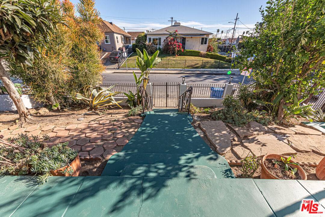 Los Angeles, CA 90029,801 N Alexandria Ave