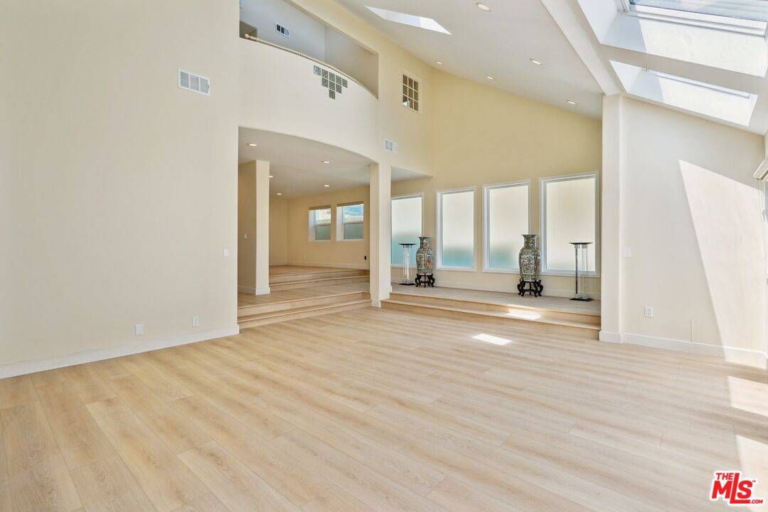 Woodland Hills, CA 91364,5131 Campo Rd