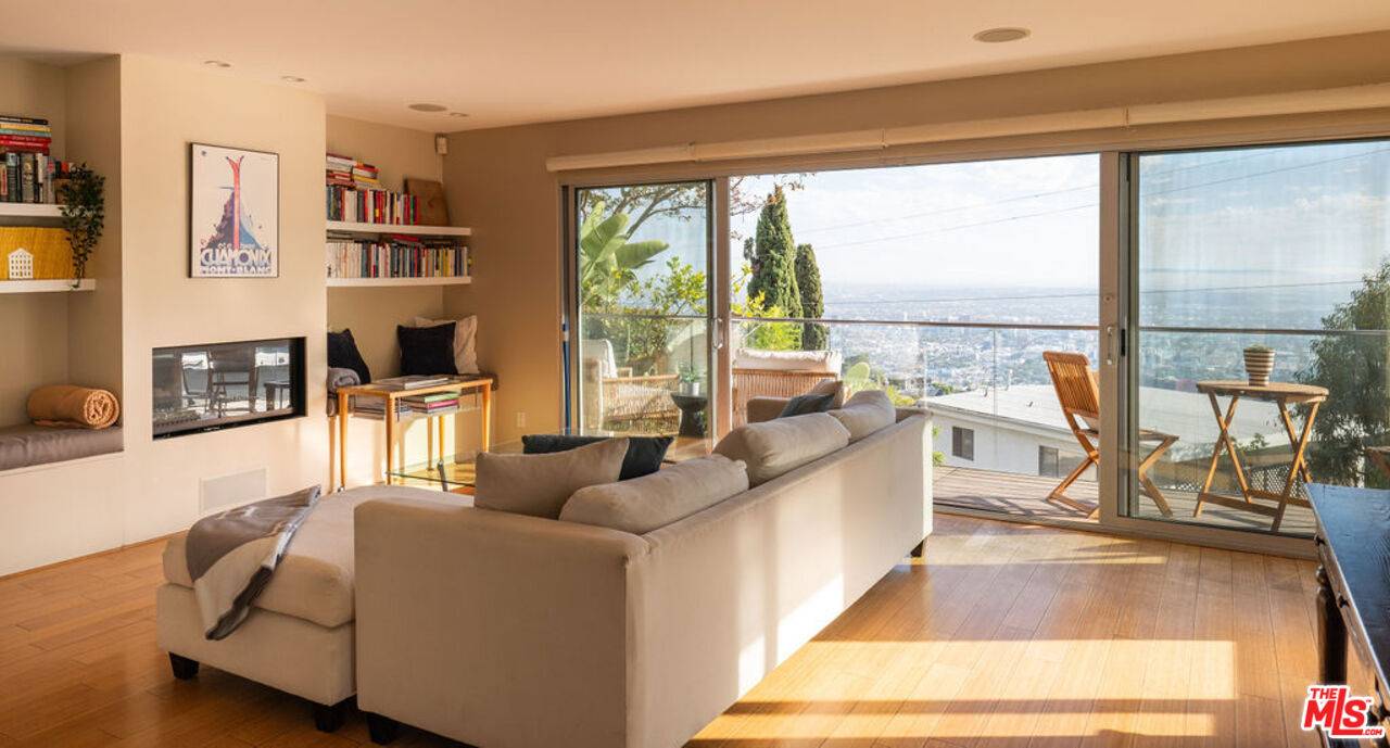 Los Angeles, CA 90069,2158 Sunset Plaza Dr