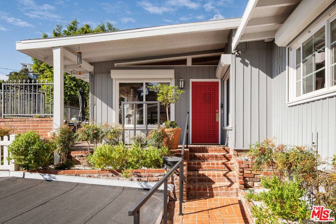 Los Angeles, CA 90069,8295 Hollywood Blvd