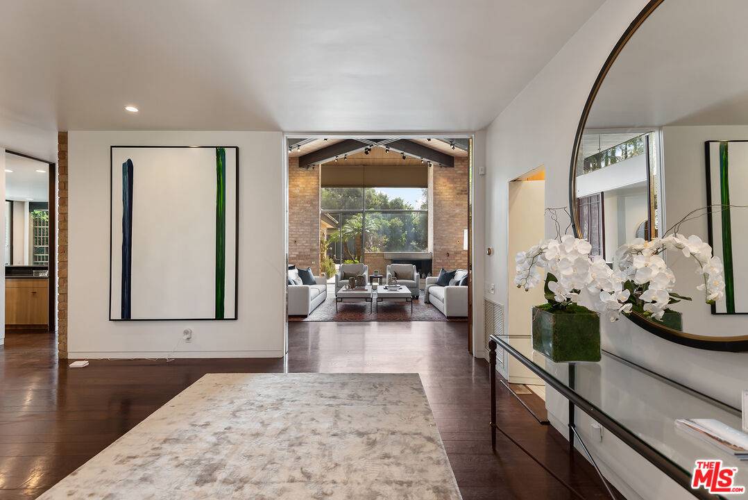 Beverly Hills, CA 90210,1018 SUMMIT DR