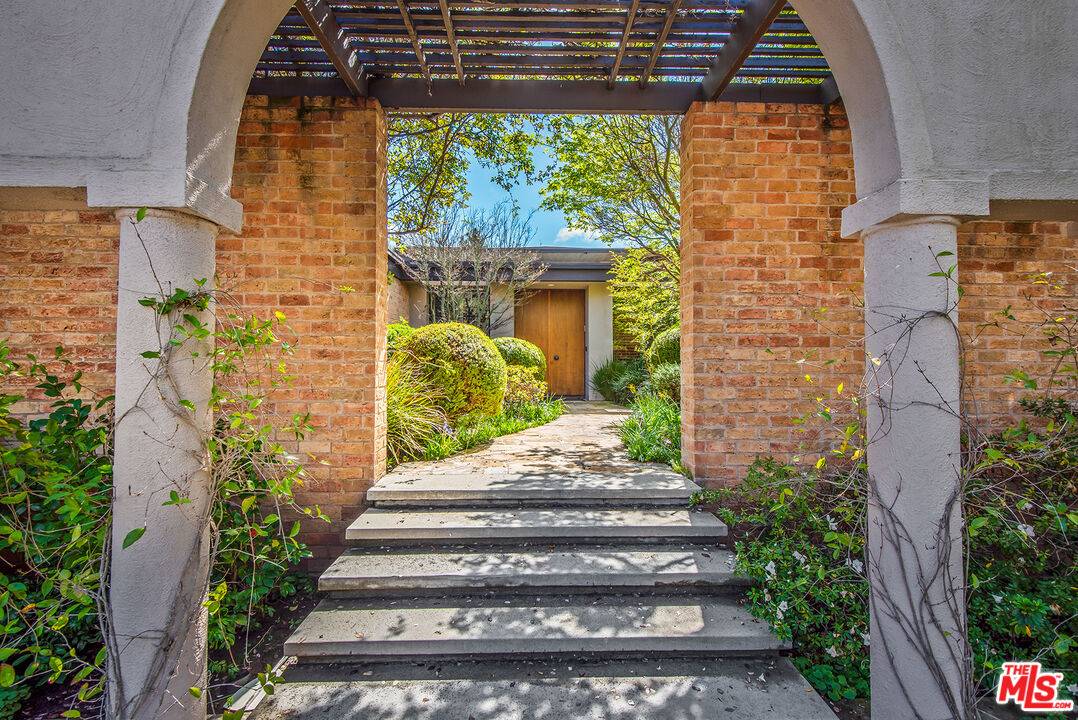 Beverly Hills, CA 90210,1018 SUMMIT DR