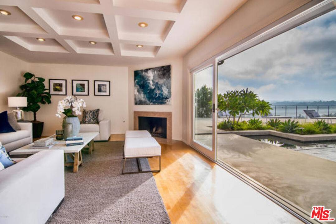 Beverly Hills, CA 90210,9633 Highridge Dr