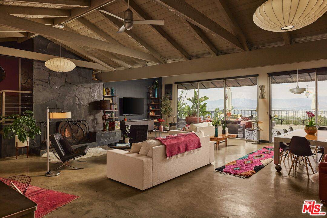 Los Angeles, CA 90046,8147 Mulholland Ter