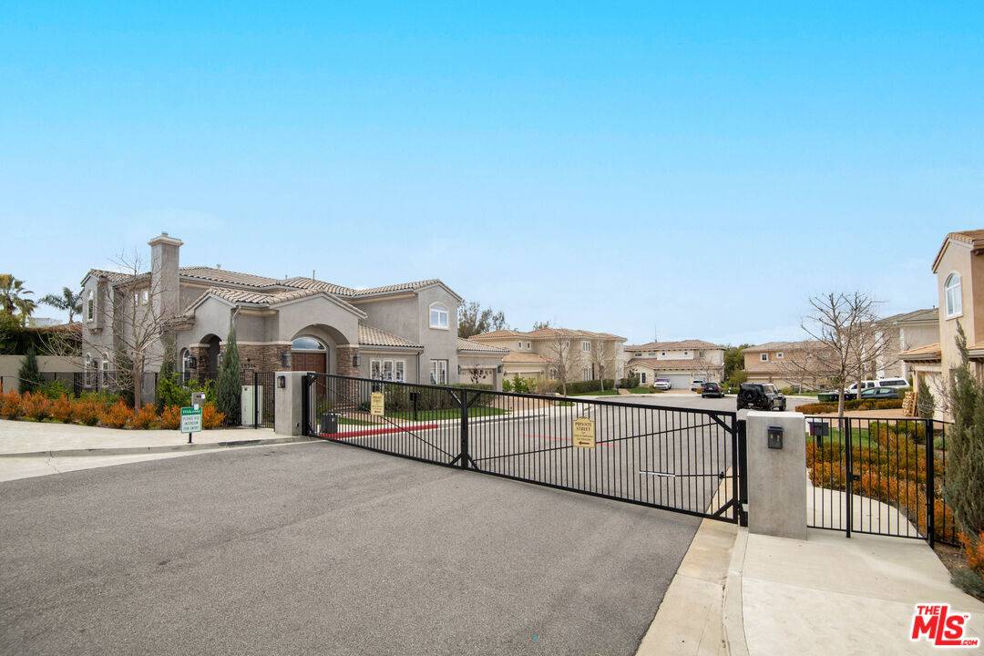 Tarzana, CA 91356,18326 Columbus Cir