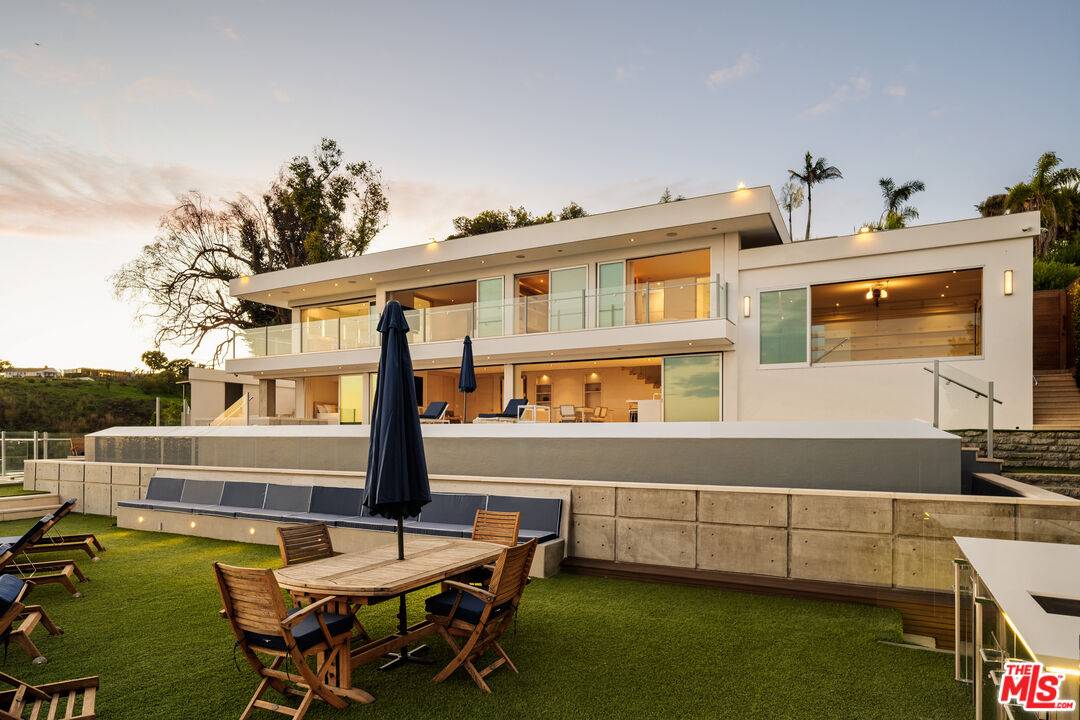 Pacific Palisades, CA 90272,467 Paseo Miramar