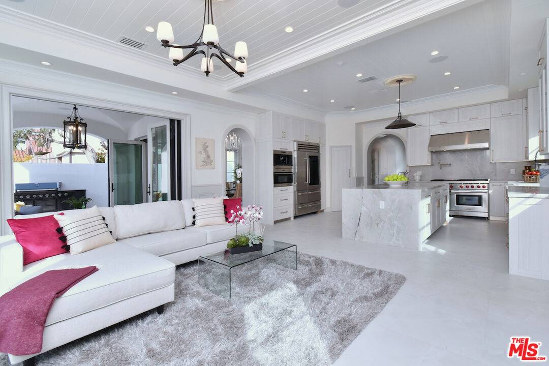 Santa Monica, CA 90402,548 15th St