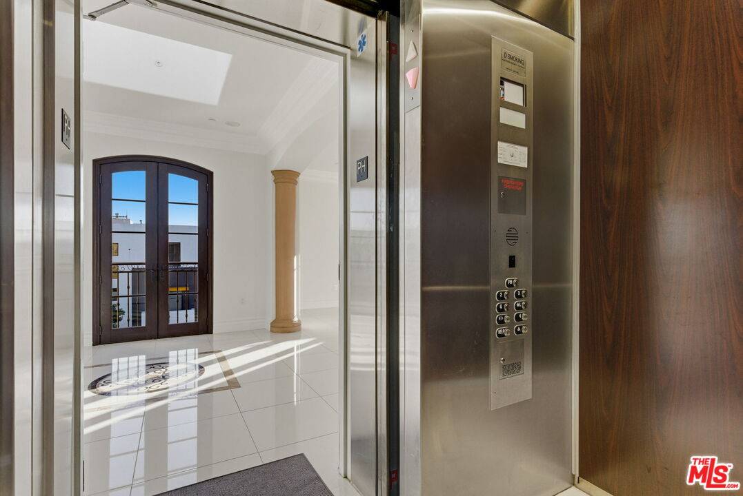 Beverly Hills, CA 90212,462 S Maple Dr #PH