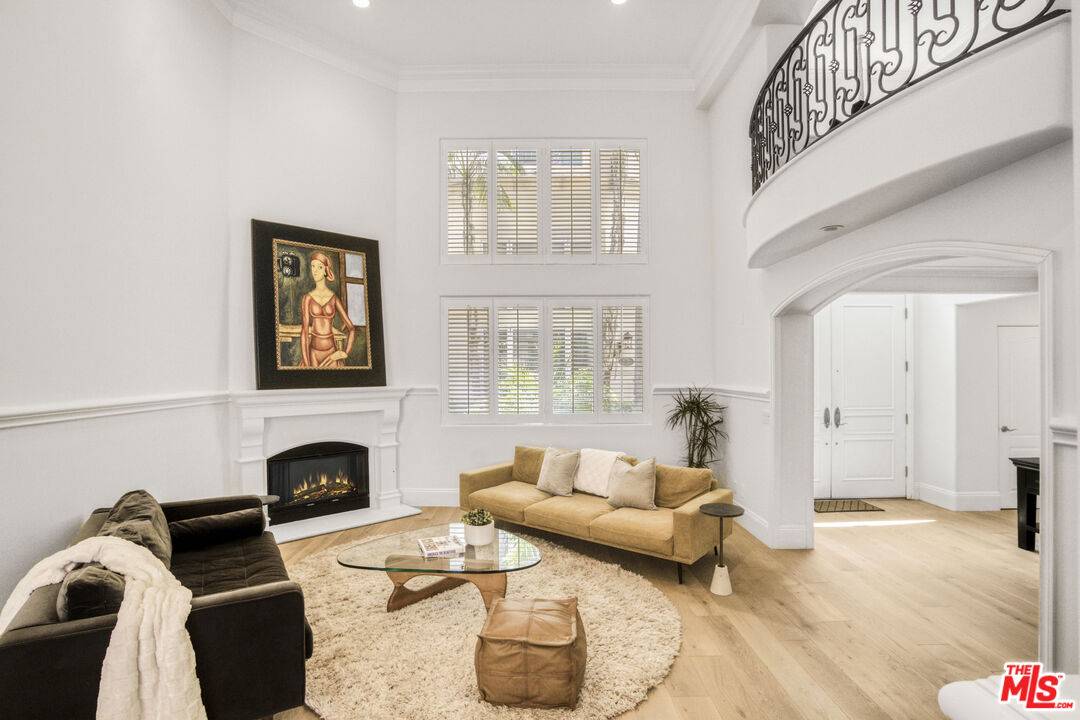 Los Angeles, CA 90049,11974 Mayfield Ave #6