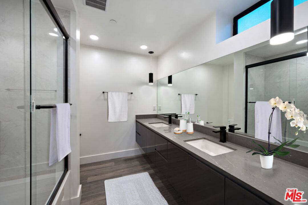 North Hollywood, CA 91601,10947 HARTSOOK ST #302