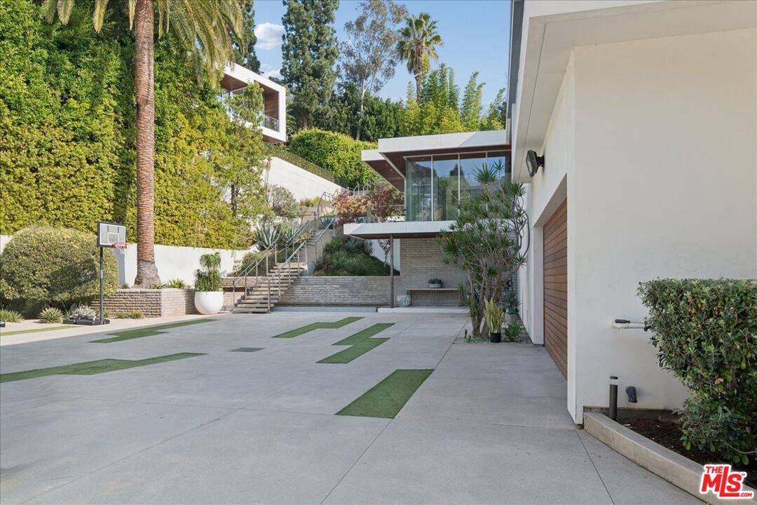 Los Angeles, CA 90069,1232 Sunset Plaza Dr