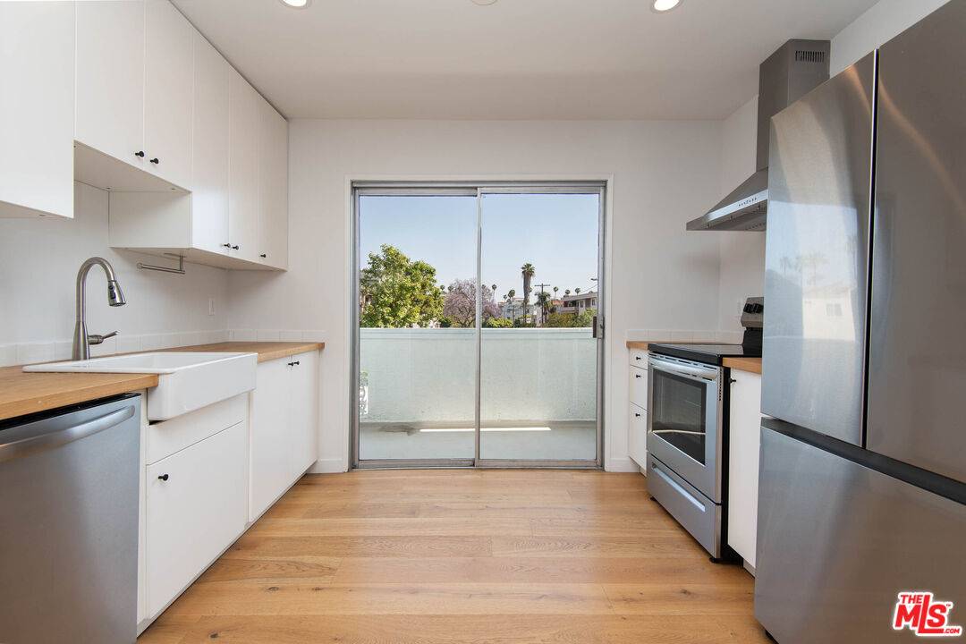 Los Angeles, CA 90068,5935 Chula Vista Way #102